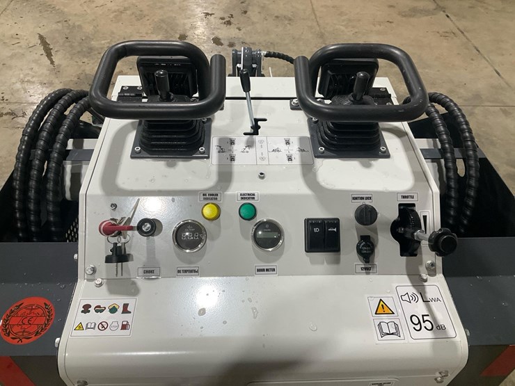 #1002-•-unused-2025-bttl-st25m-6-mini-skid-loader-image-11