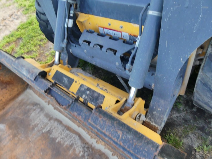 2024-deere-320g-image-10