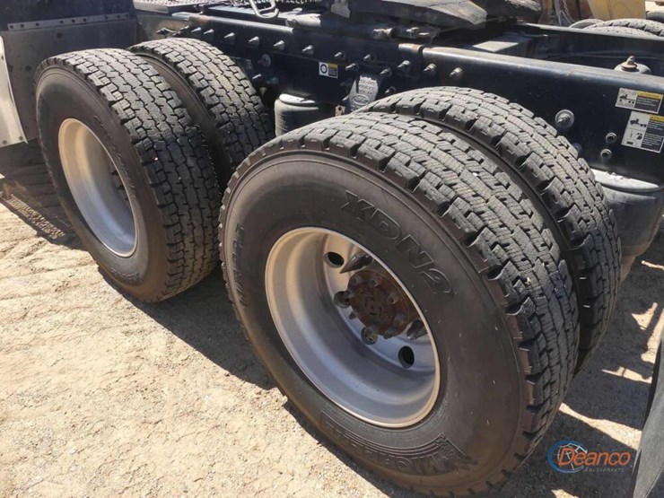 2017-peterbilt-567-image-4