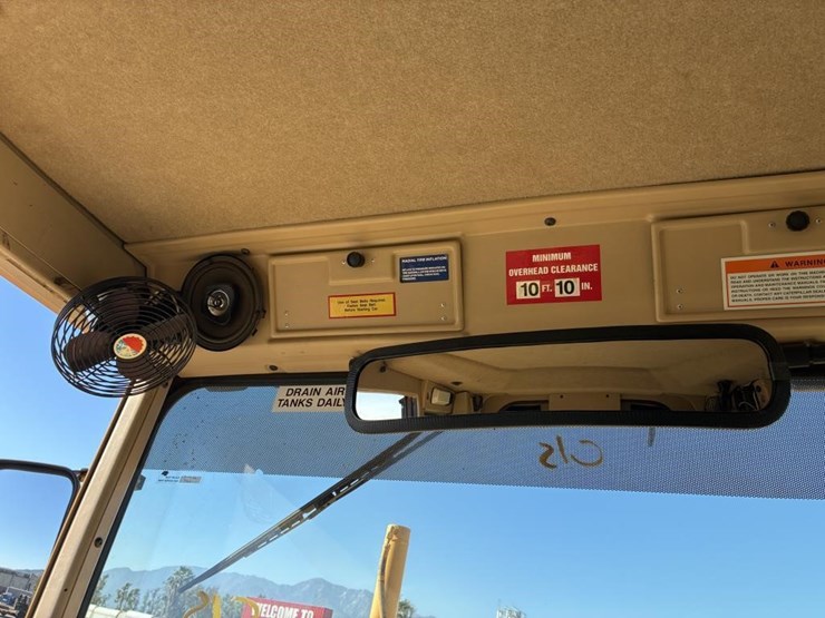 2005-caterpillar-143h-image-35