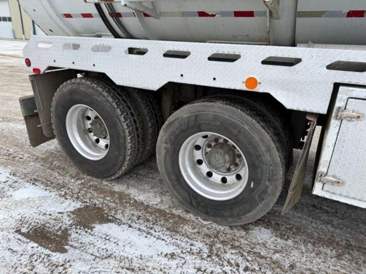 2017-peterbilt-567-image-45