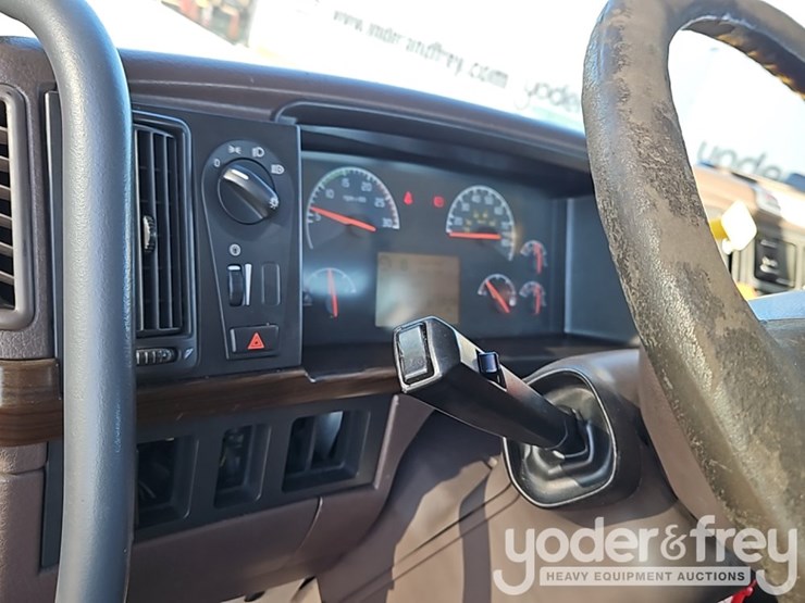 2015-volvo-vnl42t300-image-39