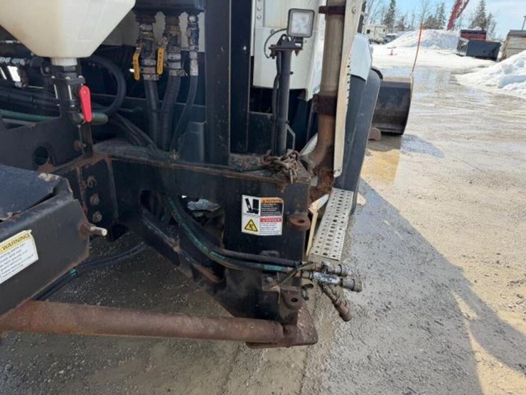 2013-freightliner-108sd-image-43