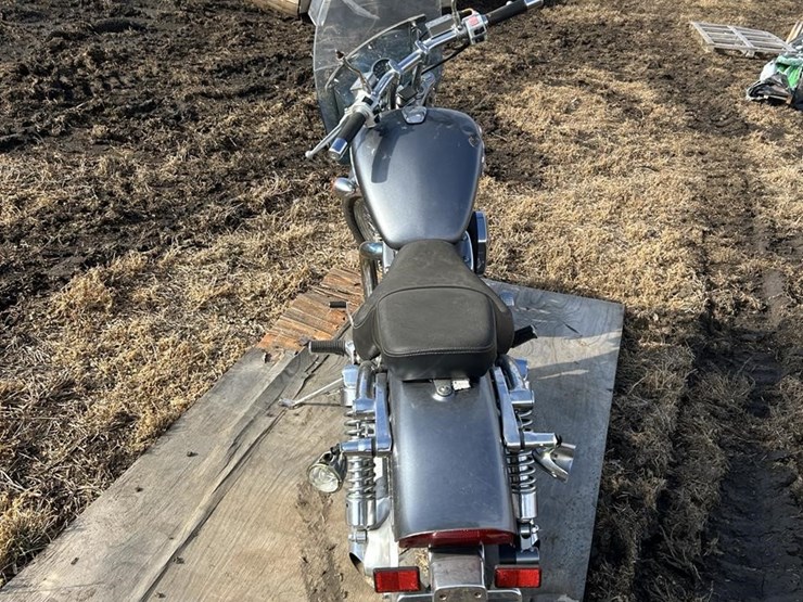 2005-suzuki-boulevard-s83-image-4