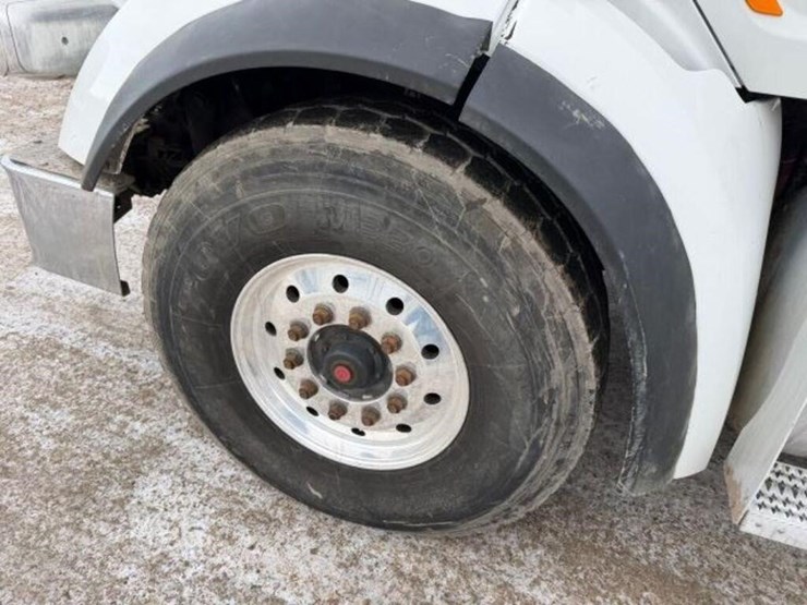 2017-peterbilt-567-image-48