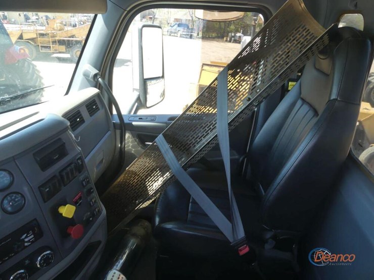 2017-peterbilt-567-image-16