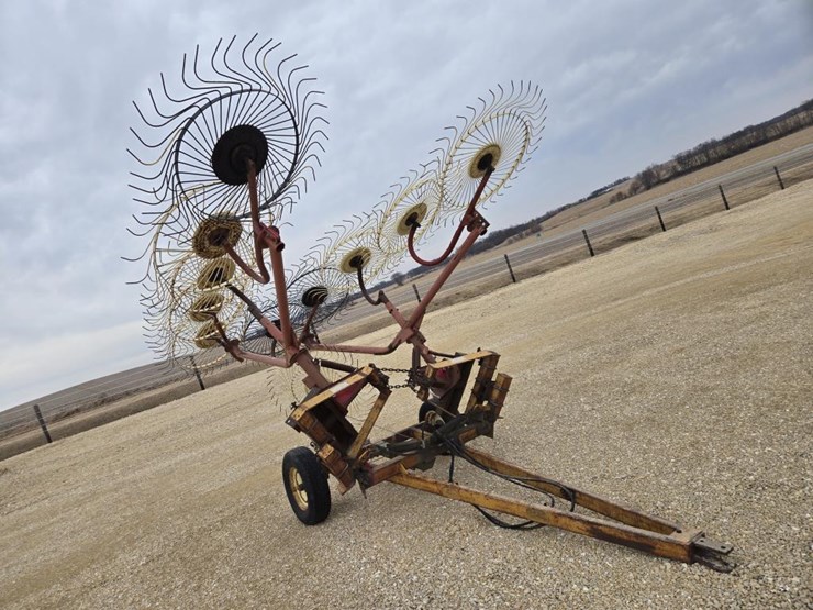 #7957-•-pull-type-10-wheel-v-rake-image-1