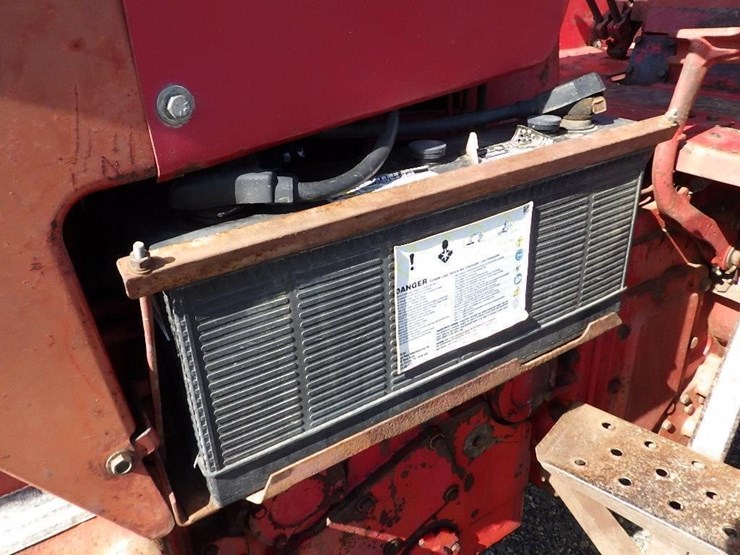 international-f1066-tractor-image-23