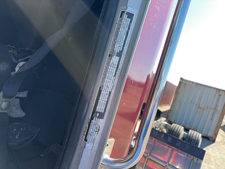 1996-peterbilt-385-image-14