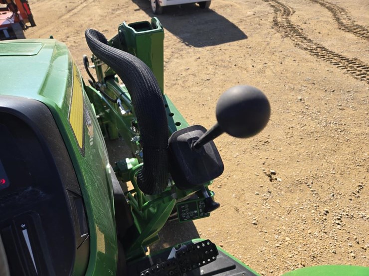 john-deere-4052m-image-16