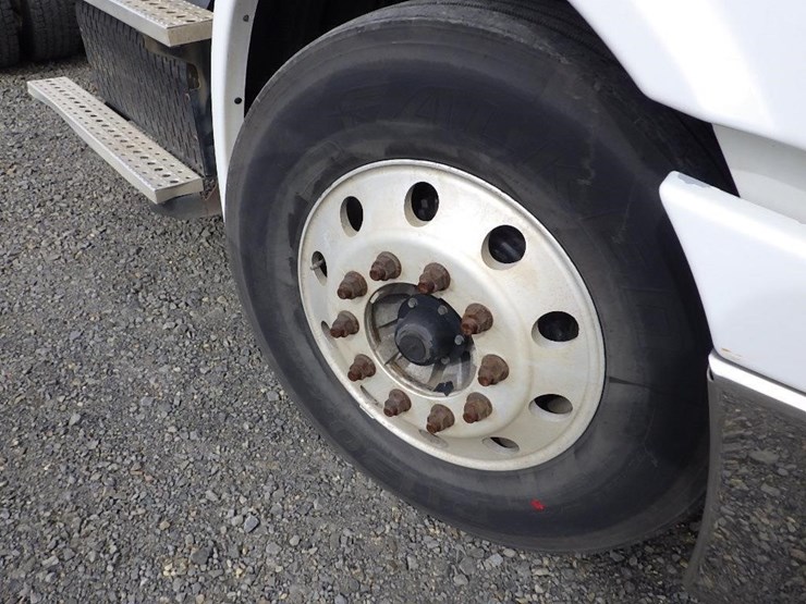 2013-freightliner-cascadia-113-image-25