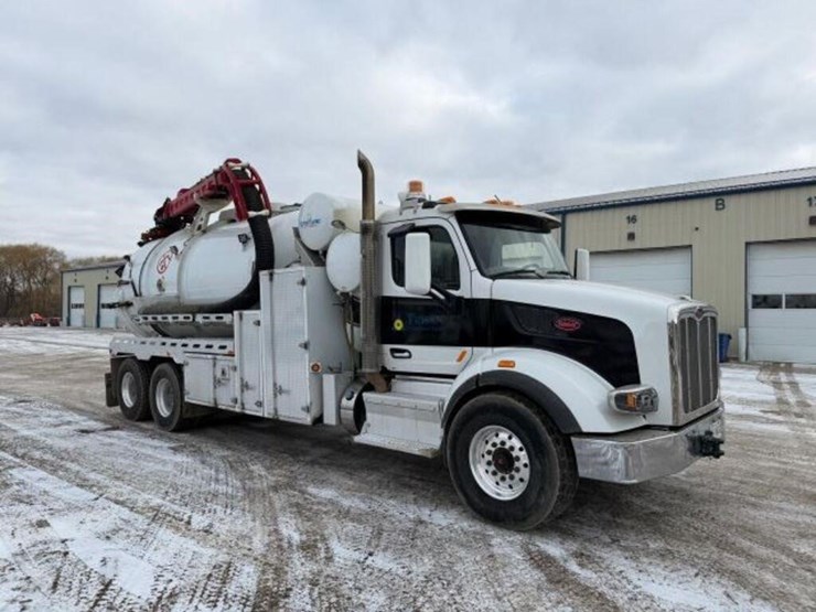 2017-peterbilt-567-image-3