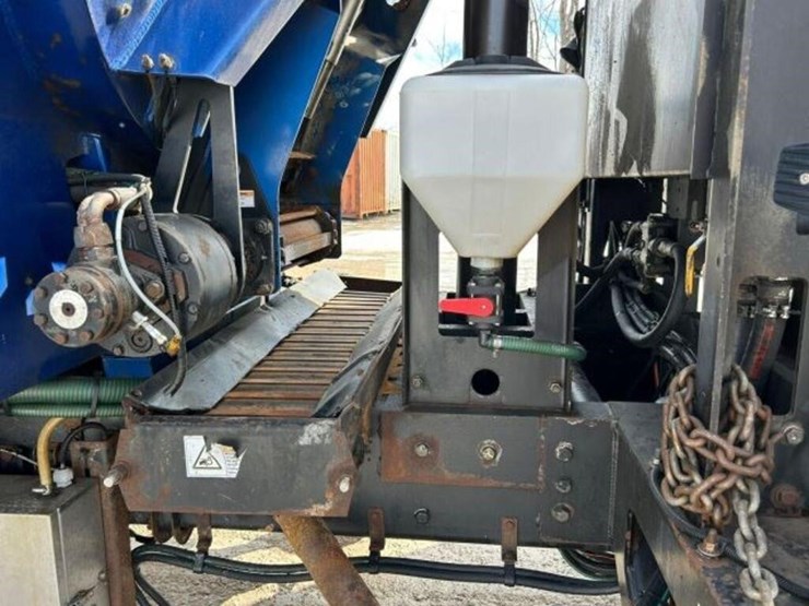 2013-freightliner-108sd-image-30