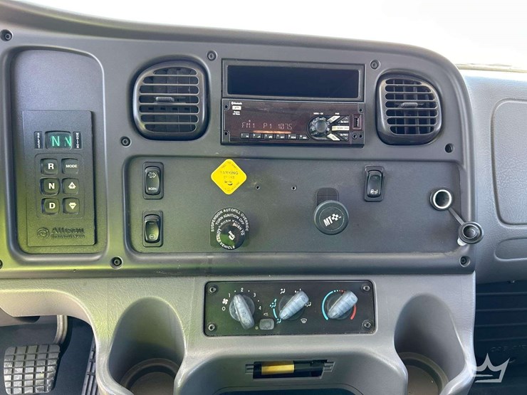 2018-freightliner-m2-106-image-16