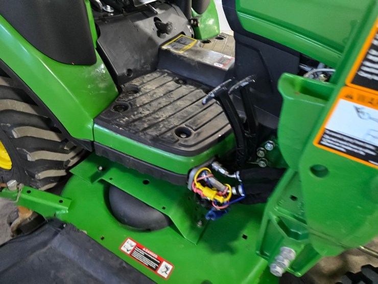 2014-john-deere-1025r-image-18