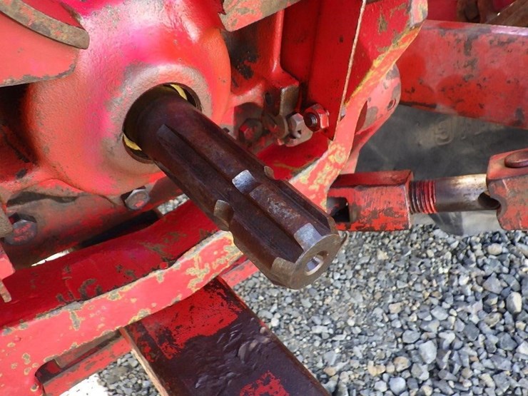 international-f1066-tractor-image-14