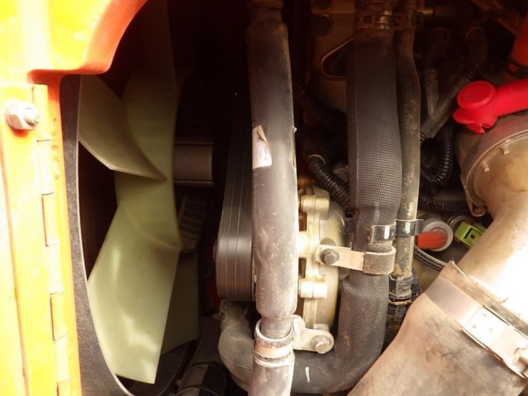 2015-jlg-8042-image-12