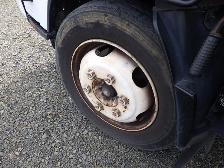 2010-isuzu-npr-image-14