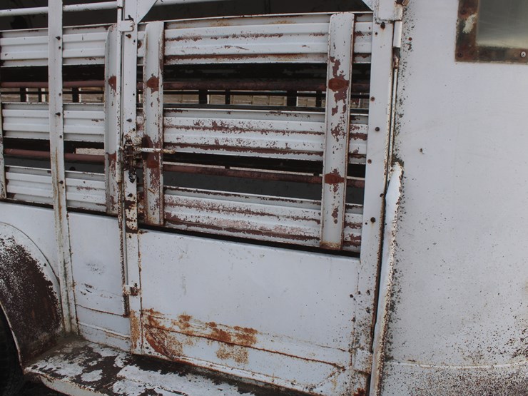 #3021-•-16ft-bumper-pull-livestock-trailer-image-12