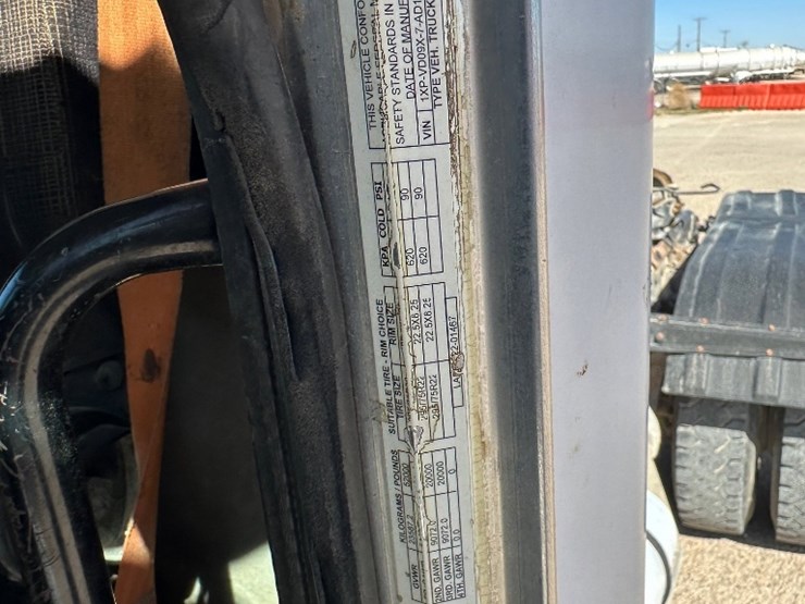 2010-peterbilt-384-image-14