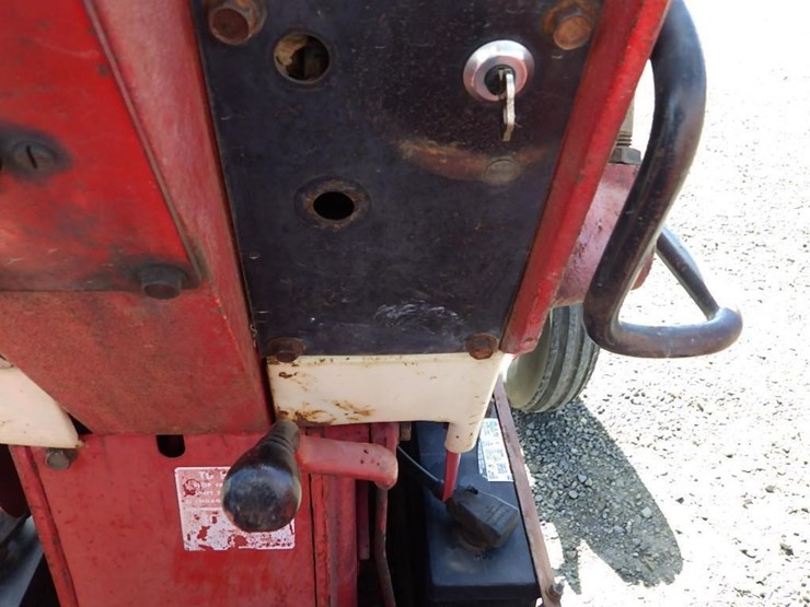 international-f1066-tractor-image-38