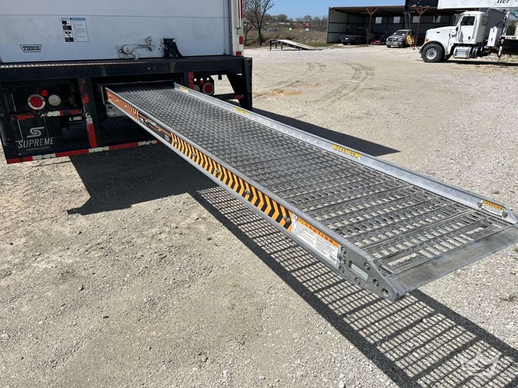 2018-freightliner-m2-106-image-23