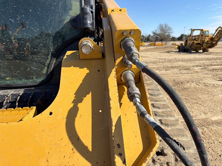 2023-caterpillar-289d3-image-16