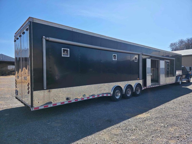 2013-53'-united-expressline-toy-hauler-*bid-is-pending*-image-2