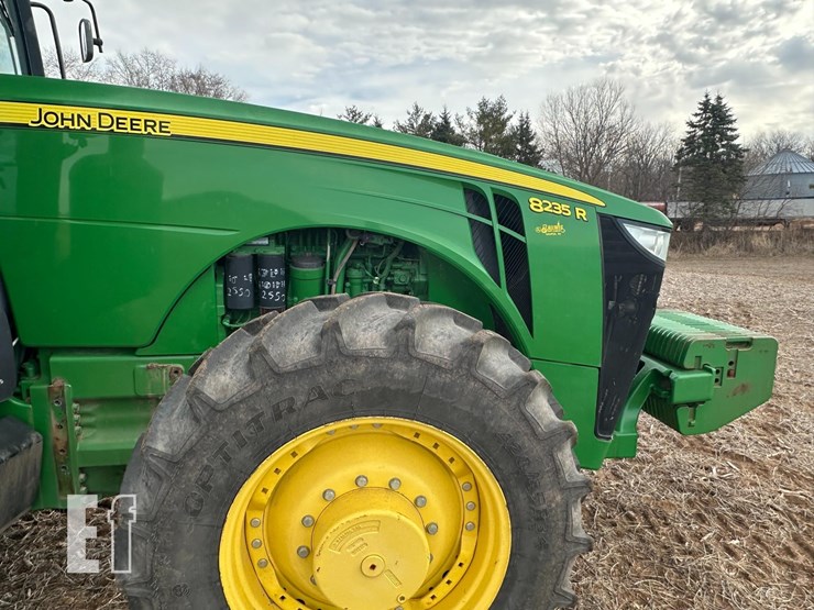 john-deere-8235r-image-8
