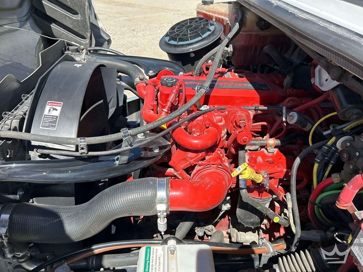 2018-freightliner-m2-106-image-9