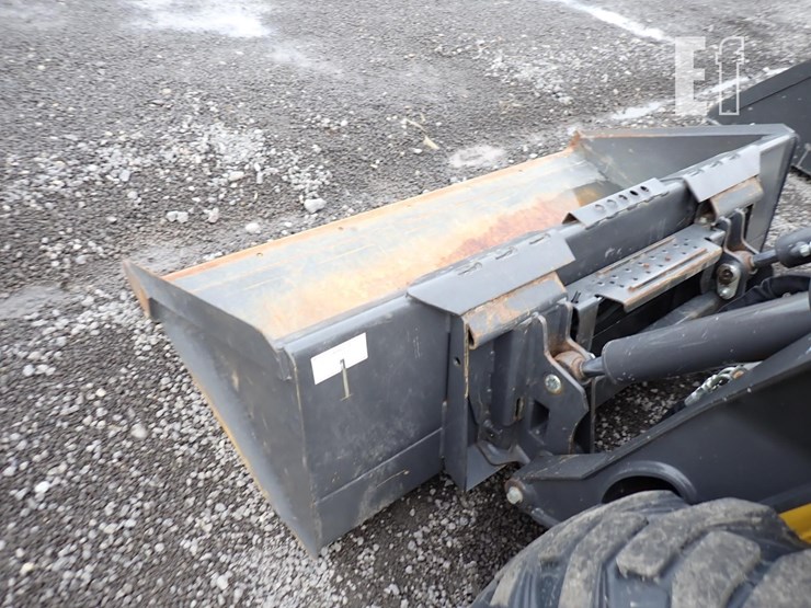 new-holland-l320-image-16