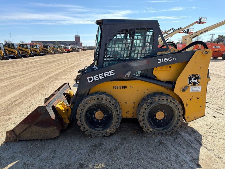 2017-deere-316gr-image-1