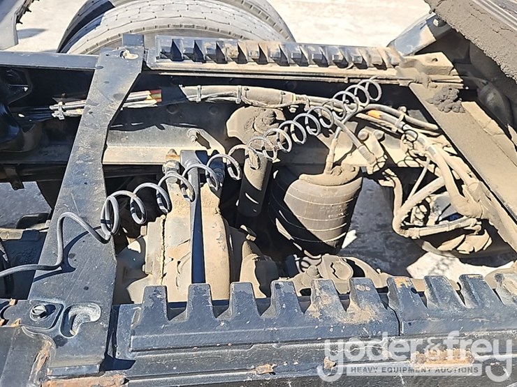 peterbilt-579-image-23