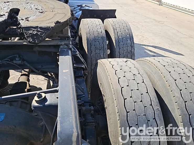 peterbilt-579-image-21