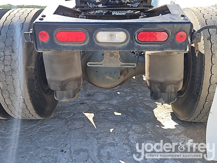 peterbilt-579-image-16