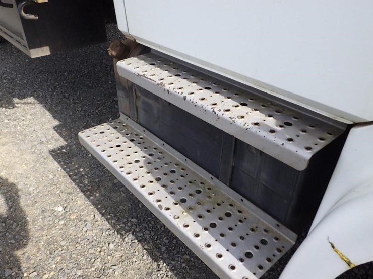 1996-freightliner-fl70-image-24