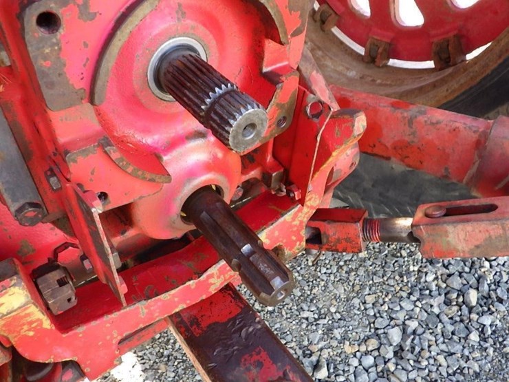 international-f1066-tractor-image-12