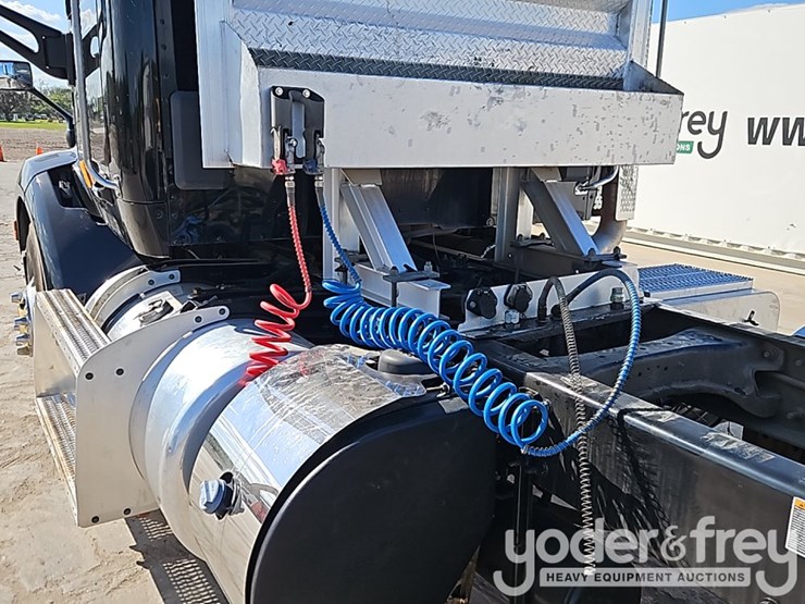 peterbilt-579-image-24