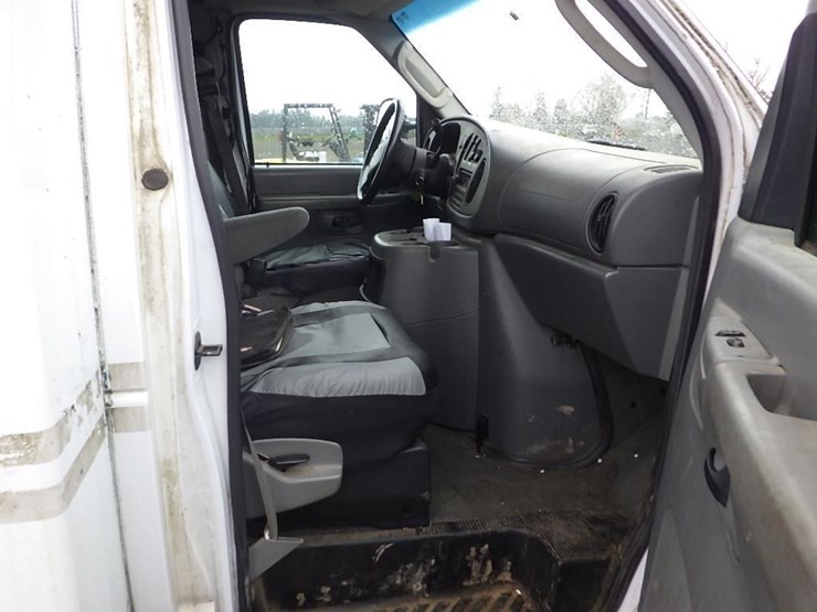 2004-ford-e350-image-28