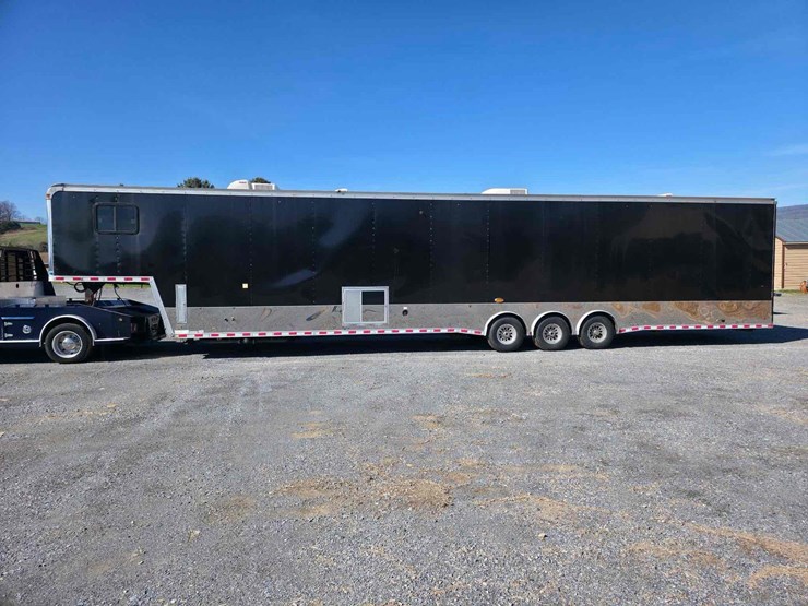 2013-53'-united-expressline-toy-hauler-*bid-is-pending*-image-1