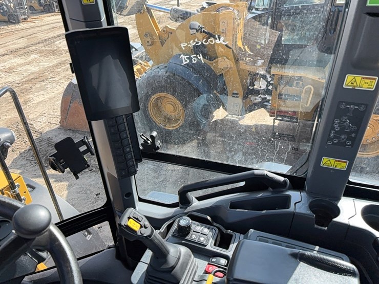 2025-caterpillar-926m-image-16