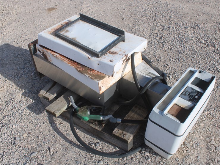 #3019-•-antique-fuel-pump-image-1