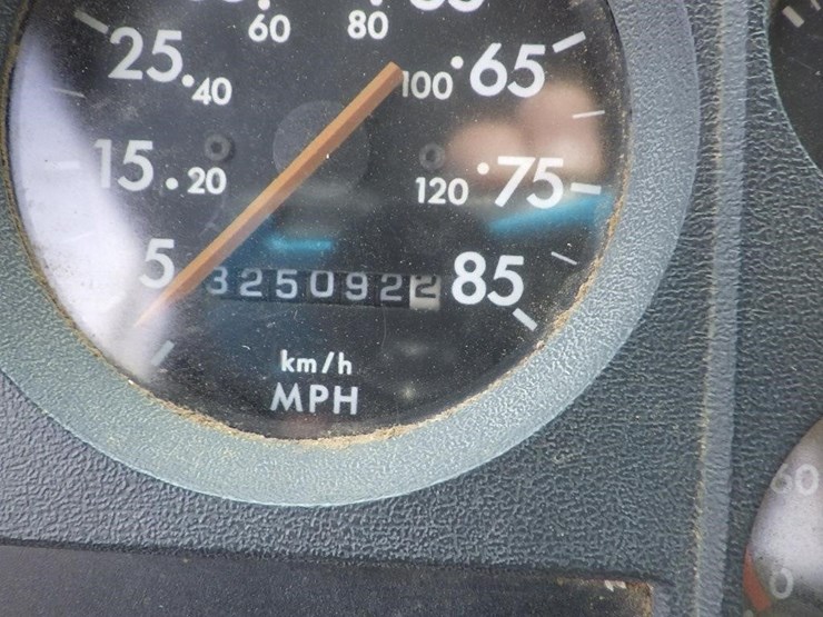 1996-freightliner-fl70-image-37