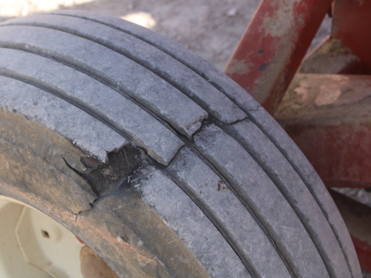 hesston-4600-image-37