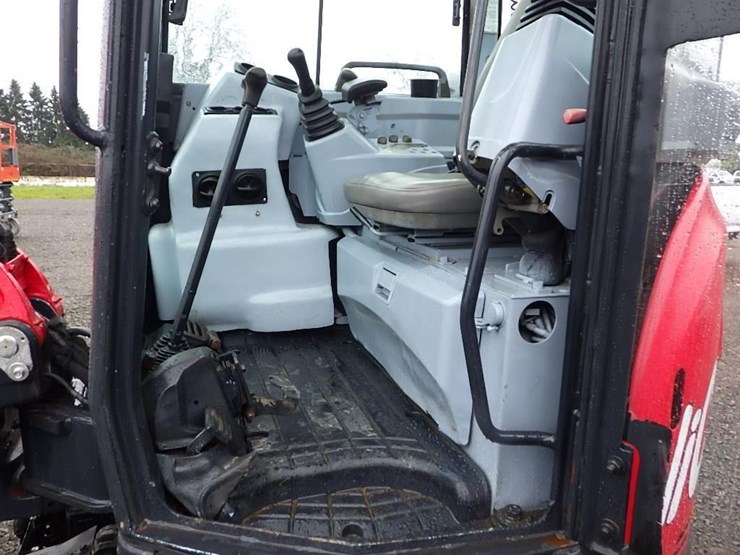 2013-yanmar-vio35-5b-image-34