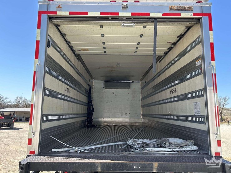 2018-freightliner-m2-106-image-24