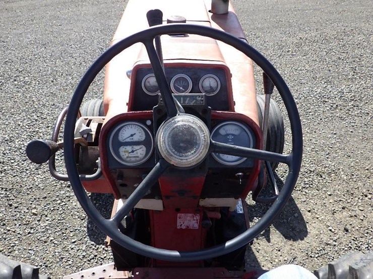 international-f1066-tractor-image-30