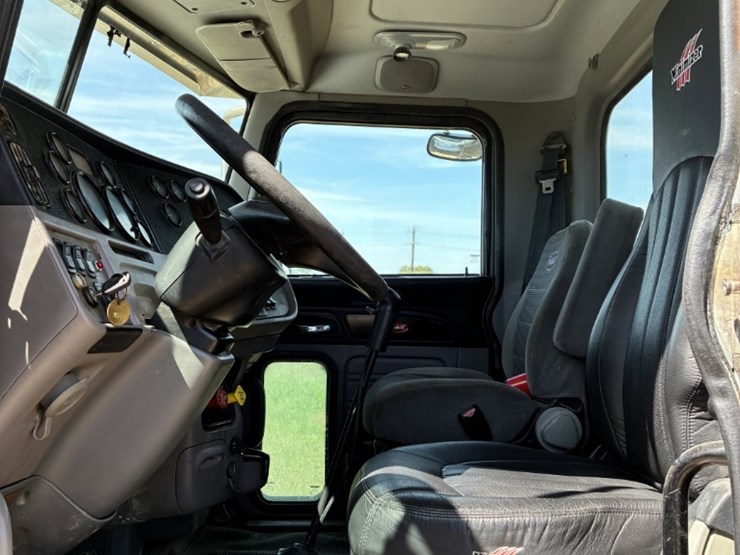 2012-peterbilt-367-image-13