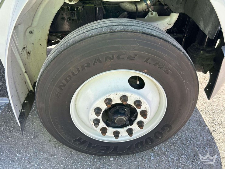 2018-freightliner-m2-106-image-30