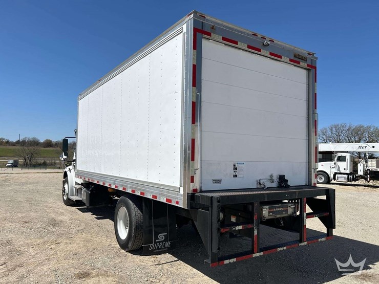 2018-freightliner-m2-106-image-2